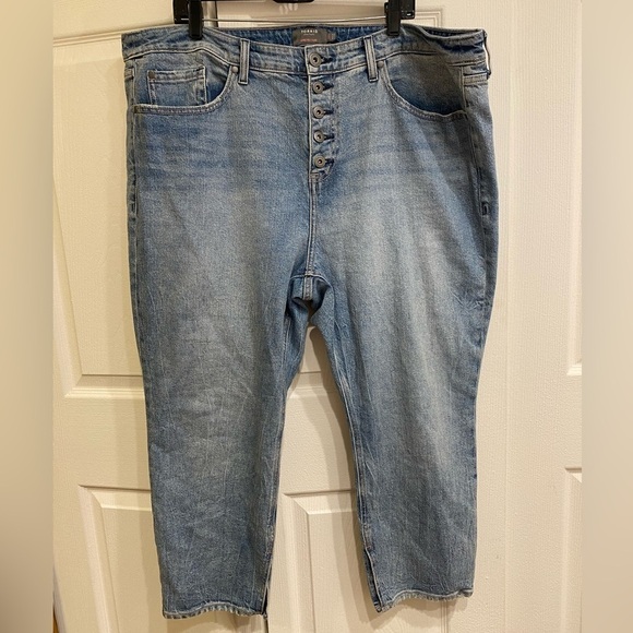 Torrid 20 Short Blue Light Wash Distressed Denim Jeans Bombshell Flare - Picture 1 of 9